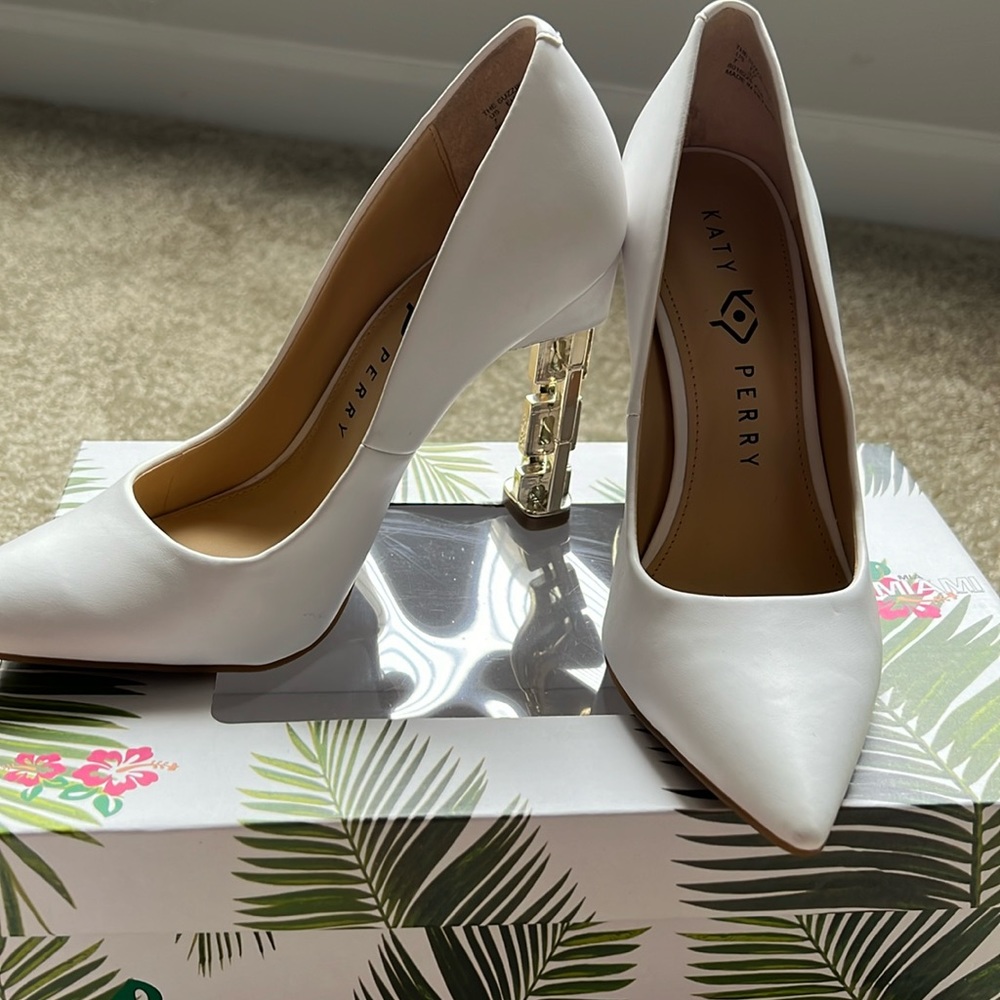 Never worn KATY PERRY shoe size 7 don’t have original box